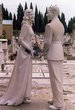 Fotografie "Brautpaar auf einem Grab"