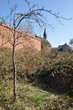 Gefängnishofmauer mit Blick auf Kirche vom Garten