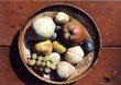 Steinobst Früchte in Keramikschale