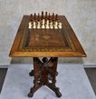 Gründerzeit Spieltisch mit Schachfiguren