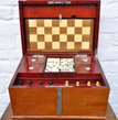 Spieleschatulle mit Schachfiguren um 1900