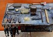 Historischer Schustertisch mit Werkzeugen
